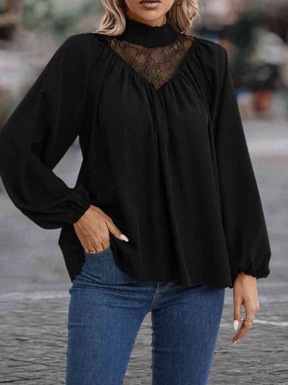 Top con cuello simulado y detalle de encaje