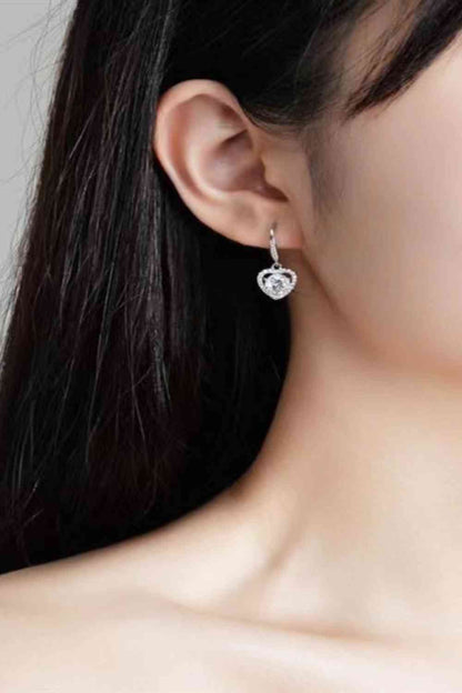 Boucles d'oreilles pendantes en forme de cœur plaquées platine et moissanite 2 carats