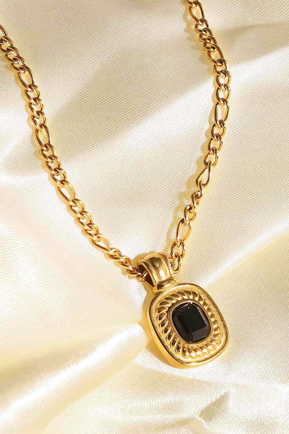 Collier avec pendentif en strass incrusté plaqué or 18 carats