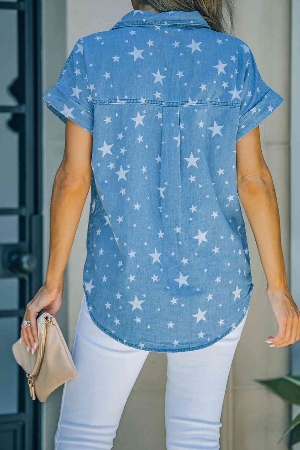 Camisa de manga corta con puños y botones y estampado de estrellas