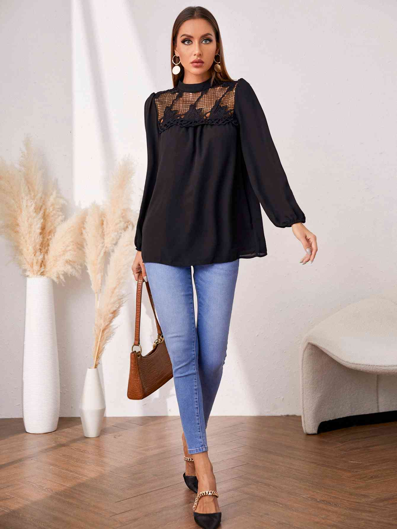 Blusa calada con cuello redondo y manga abullonada