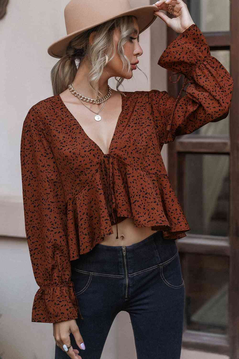 Blusa corta de manga larga con cuello en V