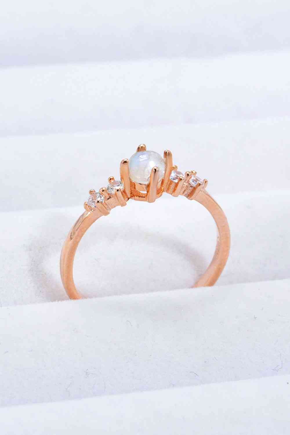 Anillo con piedra lunar natural y circonitas bañadas en oro rosa de 18 quilates