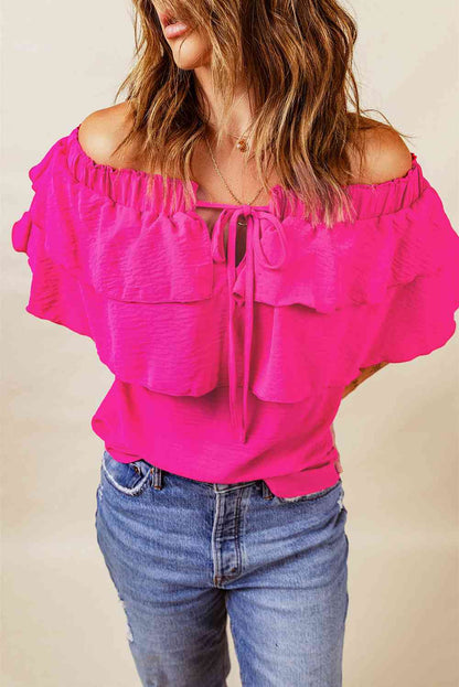 Blusa a capas con hombros descubiertos y anudada