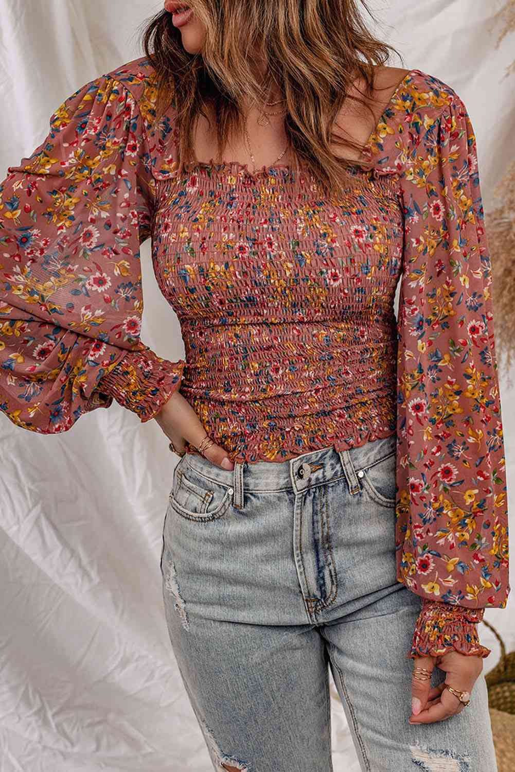 Blusa floral con mangas farol fruncidas