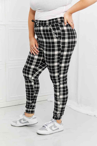 Leggings Depot Stay en joggers estampados de tamaño completo