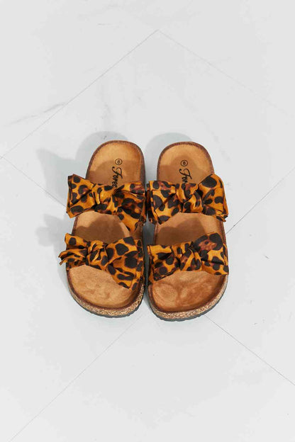 Sandalias estilo chanclas con lazo de leopardo Fiercely Feminine de Forever Link