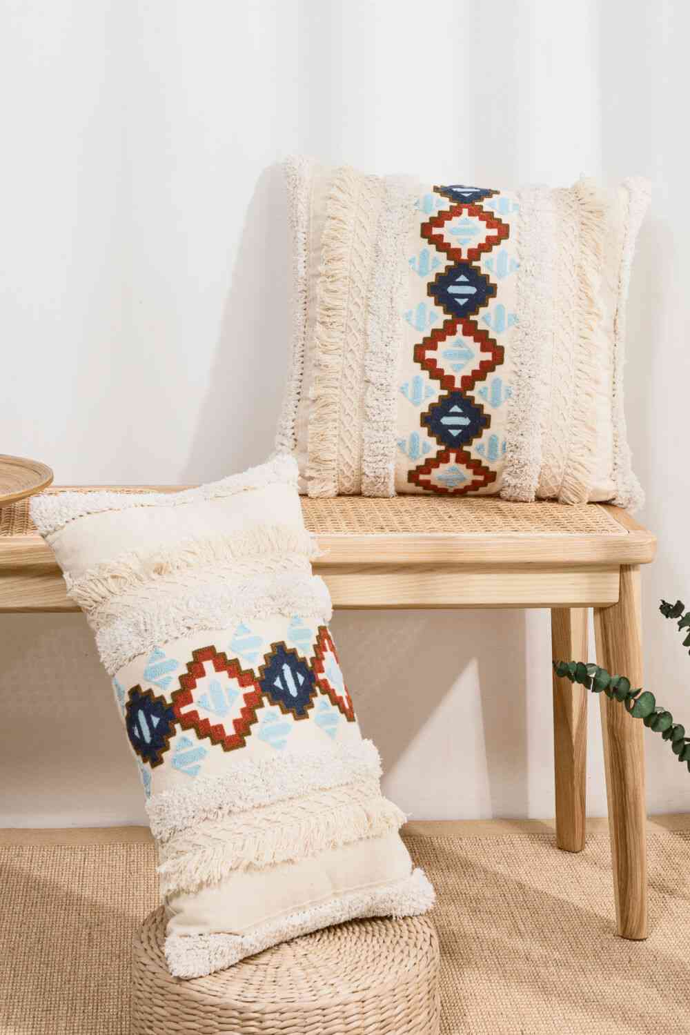 Funda de almohada decorativa con detalle de flecos bordados