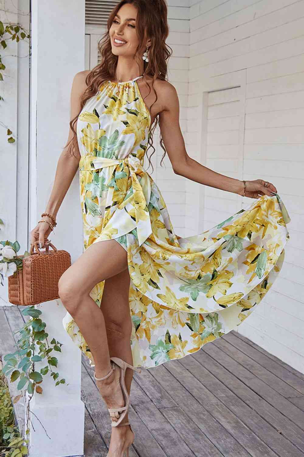 Robe fleurie sans manches avec ceinture à nouer