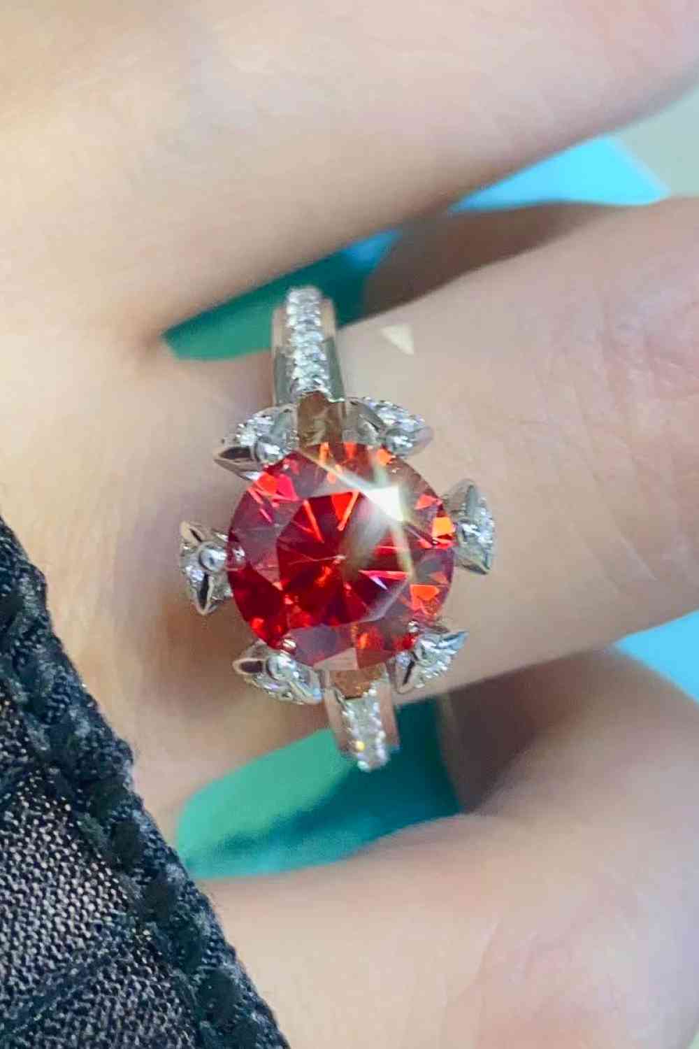 Bague à 6 griffes en moissanite de 2 carats en feu de phénix