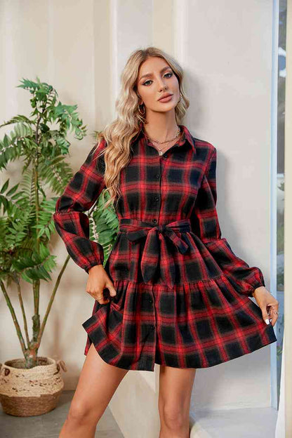 Robe chemise à carreaux et col noué à la taille