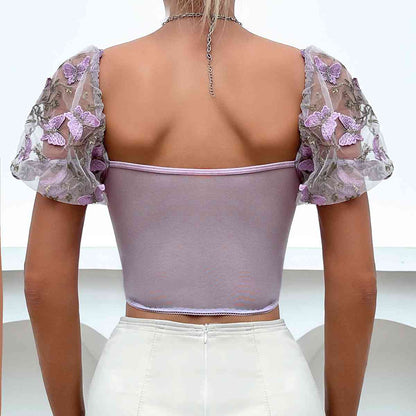 Blusa con ribete de encaje y manga corta con cuello de corazón bordado