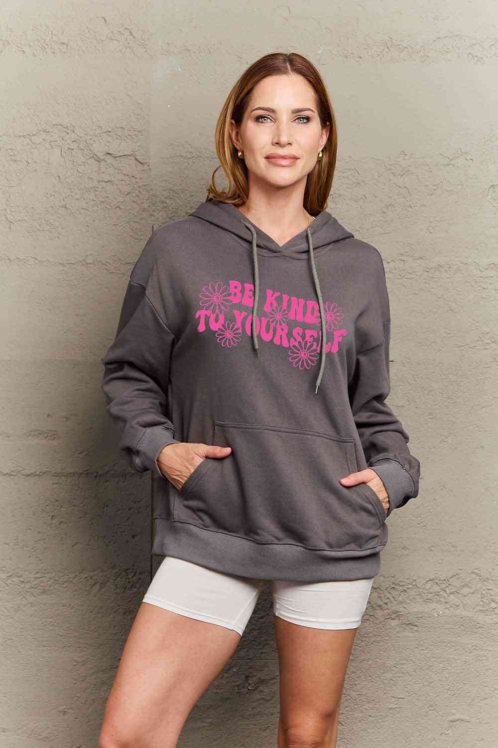 Simply Love Simply Love Sudadera con capucha estampada de tamaño completo BE KIND TO YOURSELF