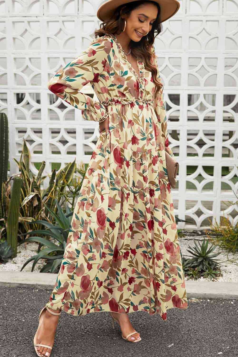 Vestido largo con escote pronunciado y manga con volante y ribete de volantes florales