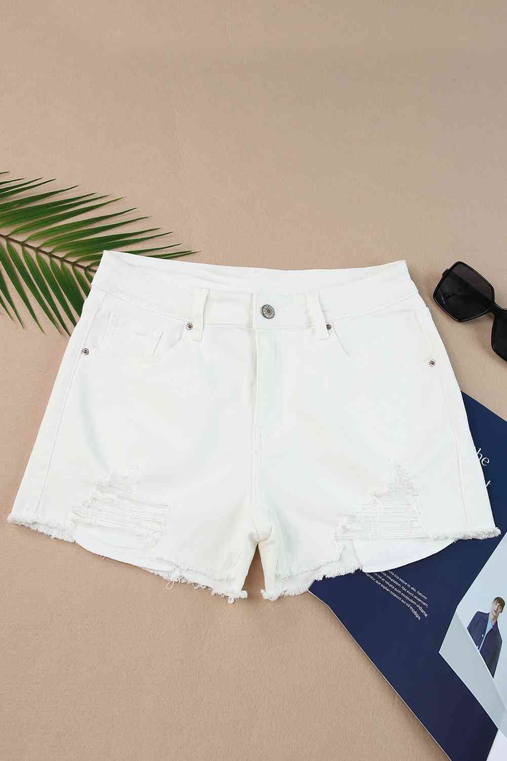 Shorts de mezclilla desgastados con dobladillo deshilachado y bolsillos