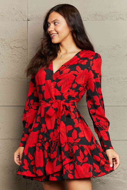 Robe à imprimé floral avec surplis et lien à la taille