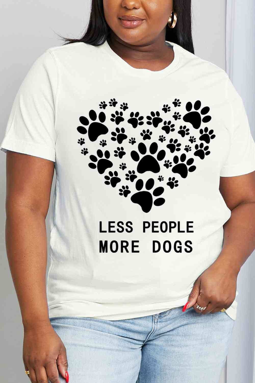 Simply Love Camiseta de algodón con estampado de corazón de tamaño completo MENOS PERSONAS MÁS PERROS Simply Love