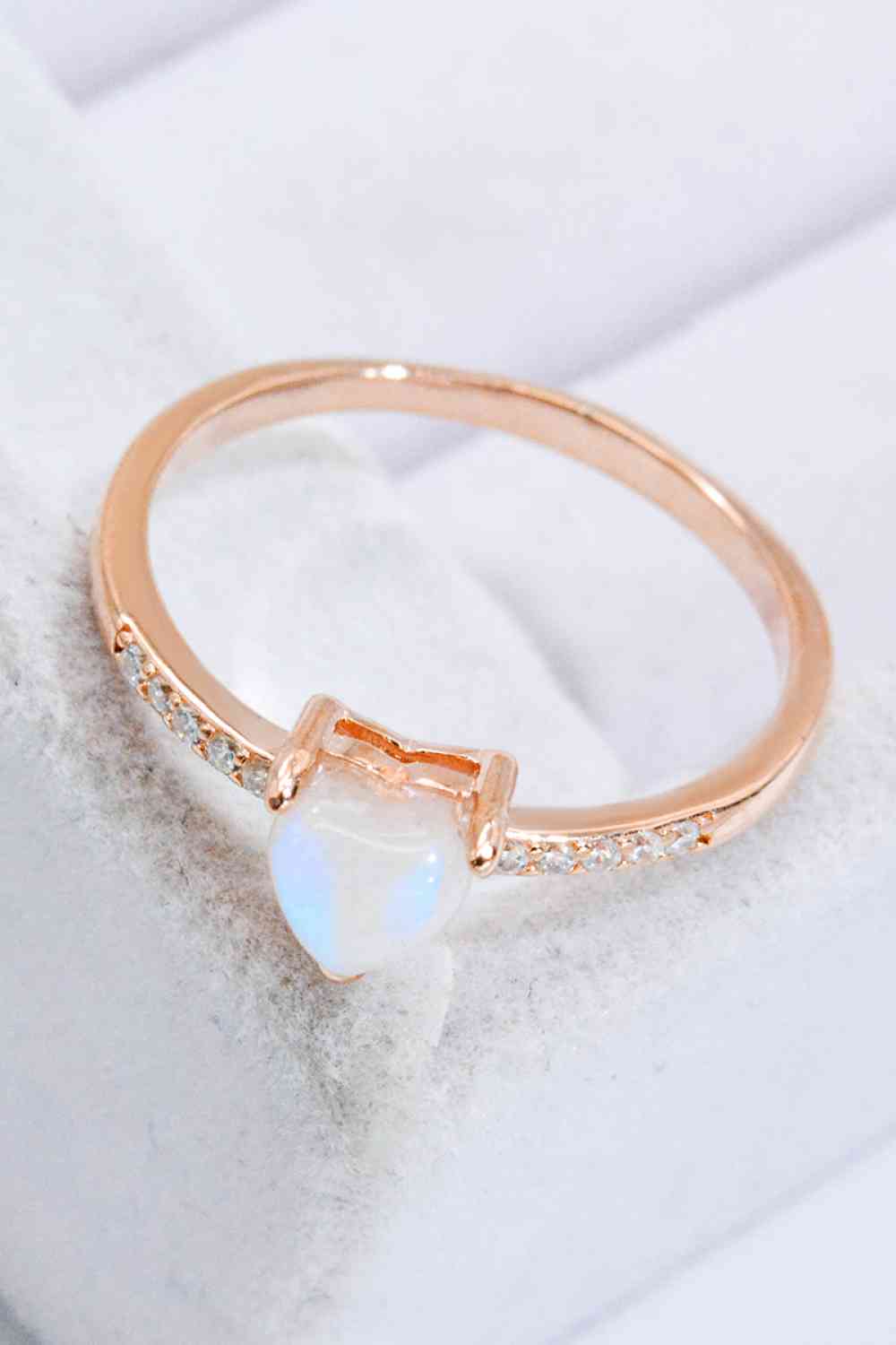 Anillo con corazón de piedra lunar natural chapado en oro rosa de 18 quilates