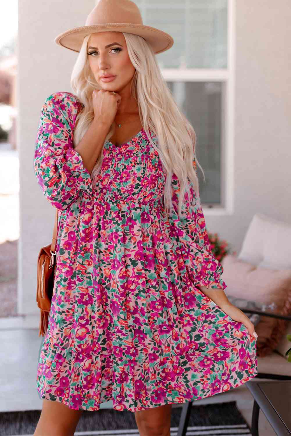 Vestido floral fruncido con cuello en V y mangas con volantes