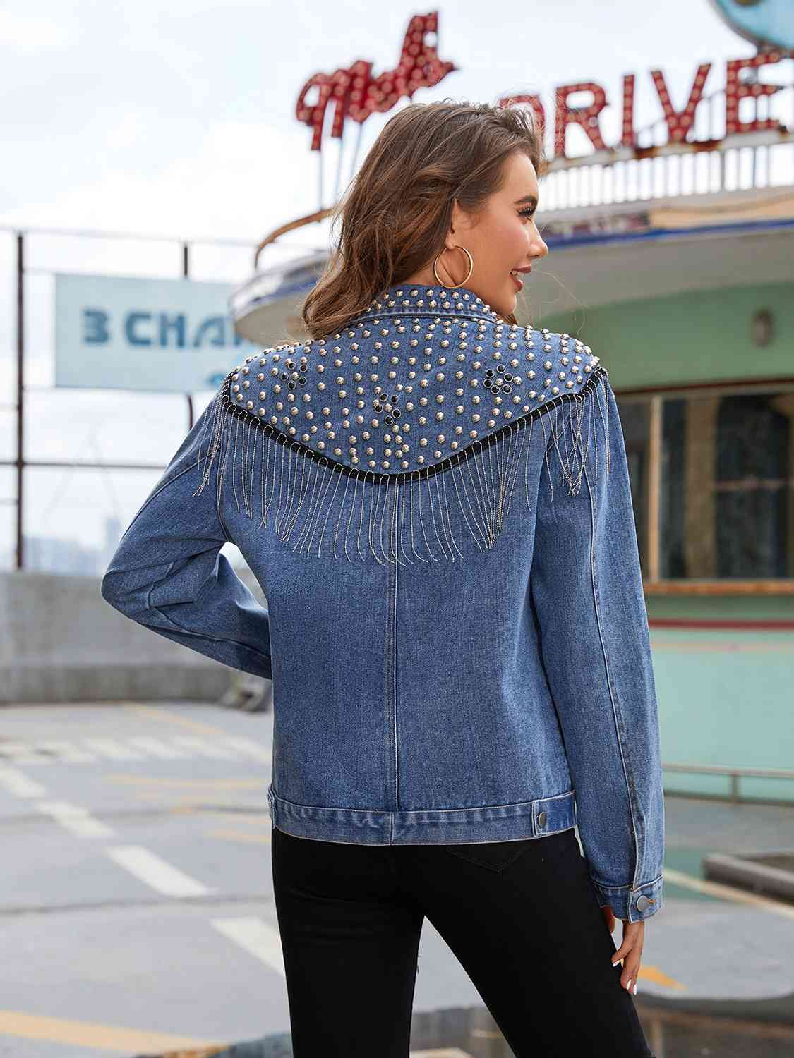 Veste en jean boutonnée à franges et clous