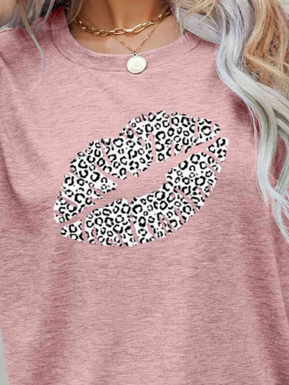 Camiseta con cuello redondo y estampado de labios de leopardo