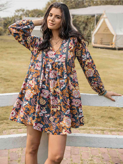 Vestido floral de manga larga con cuello en V fruncido