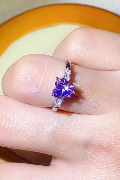 Anillo chapado en platino con moissanita en forma de corazón de 1 quilate en color morado