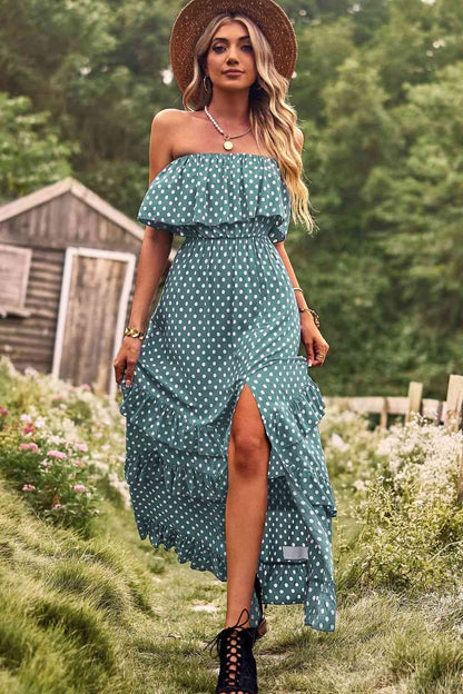 Robe longue fendue sans bretelles à pois et à volants