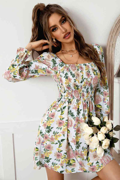 Vestido floral con cuello cuadrado y mangas con volantes