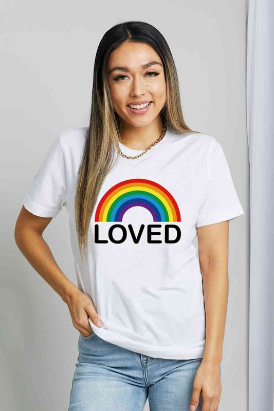 Camiseta de algodón con gráfico LOVED de Simply Love