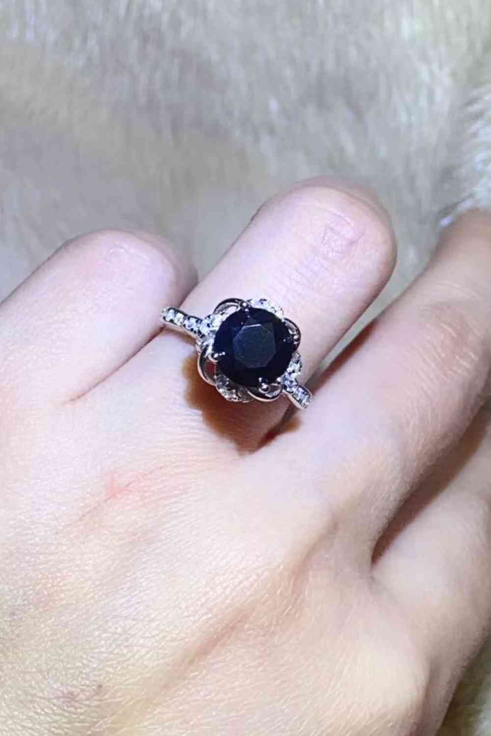 Anillo floral de moissanita negra de 2 quilates