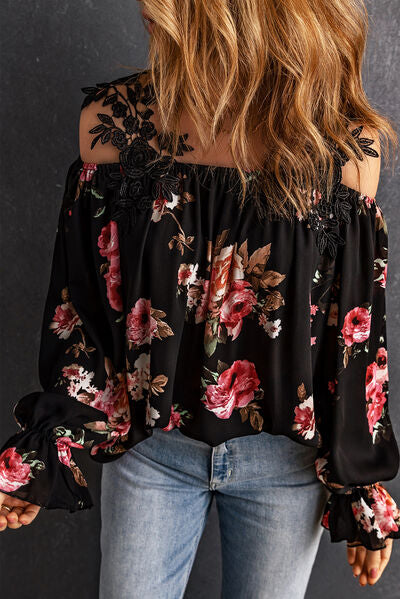 Blusa de encaje floral con hombros descubiertos y mangas con volantes