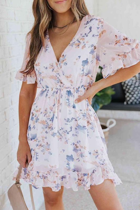 Vestido floral con cordón en la cintura y volantes