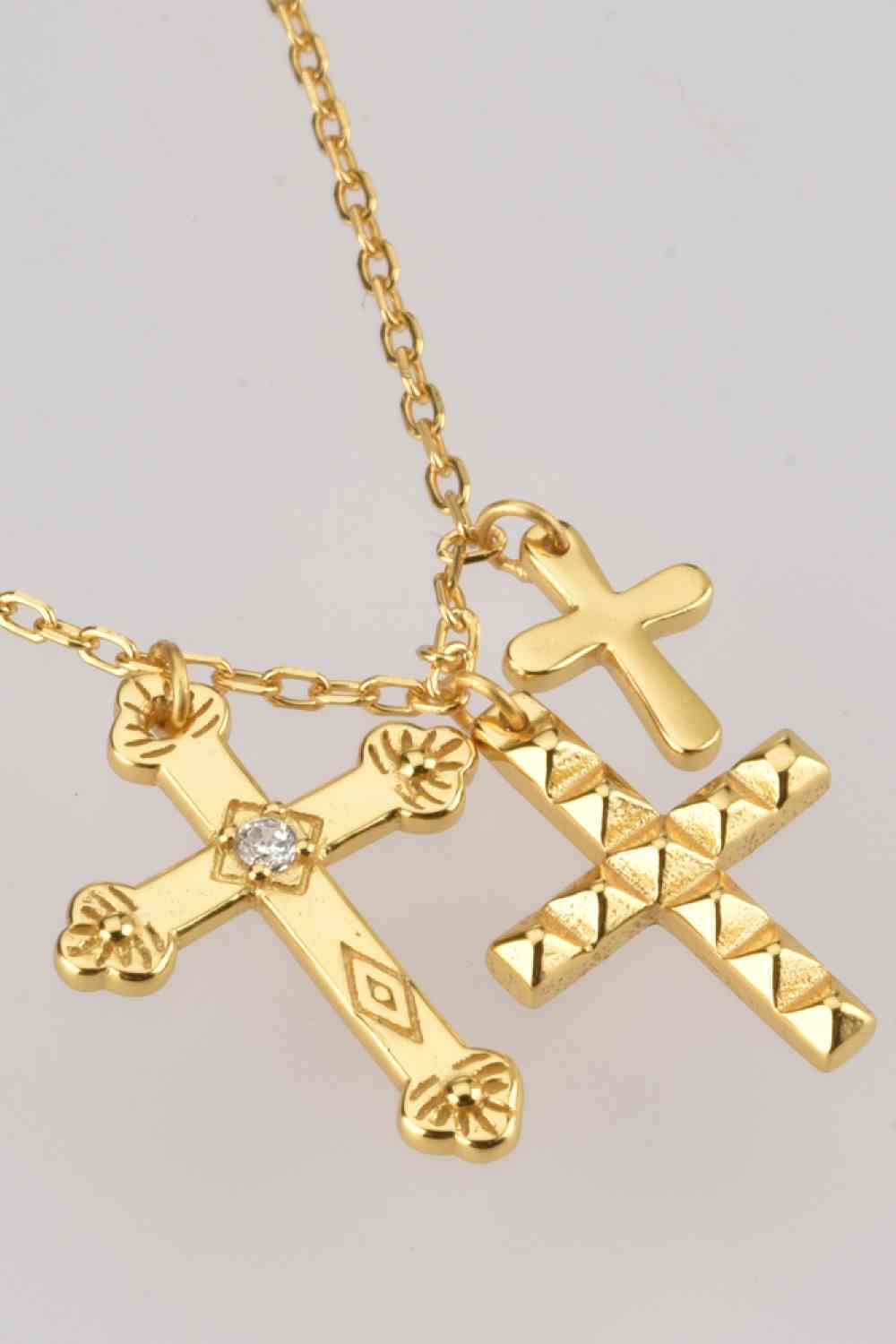 Collier pendentif croix en zircon incrusté